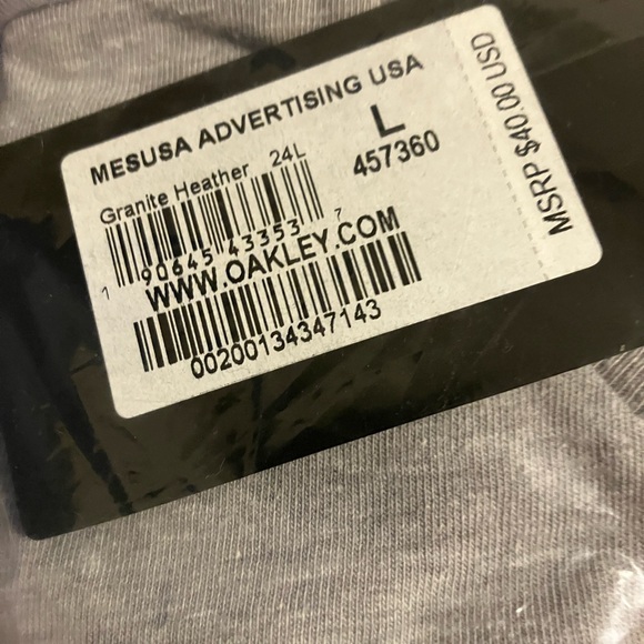 Oakley Grey Tshirt size Large Short Sleeve - Picture 2 of 6